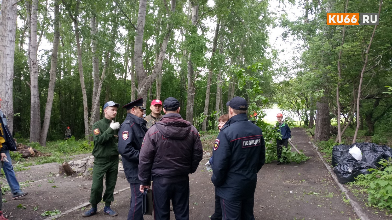 Пока одни жители в компании с депутатом думы Каменска вышли на субботник, другие пожаловались на них в полицию. И это можно понять...