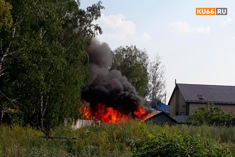 Накануне в поселке под Каменском-Уральским сгорели пять сараев
