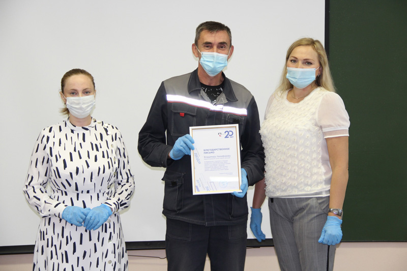 На УАЗе наградили волонтеров, которые помогали ветеранам предприятия в первые месяцы пандемии COVID-19 – возили продукты и не только...