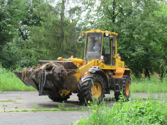 На субботник по уборке сквера у ДК УАЗ в Каменске поочередно вышли чиновники, затем горожане. «На одного участника — 7-8 балаболов»