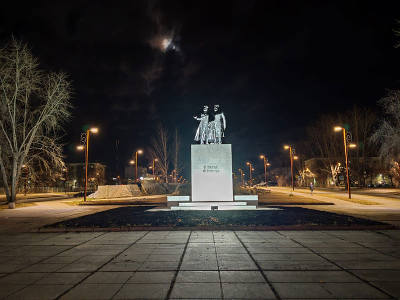 В Каменске-Уральском не приняли реконструкцию памятника Марксу и Энгельсу: администрация объяснила, почему | Жители Каменска-Уральского раскритиковали реконструкцию памятника Марксу и Энгельсу