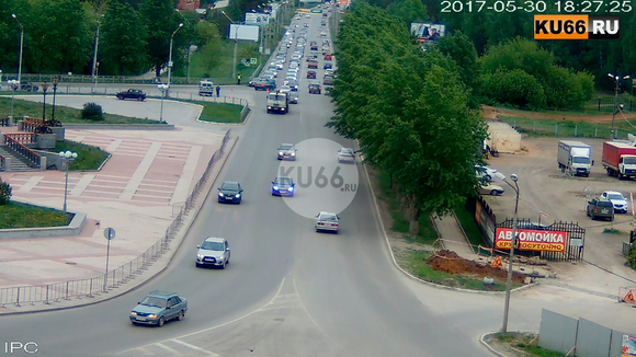 «Дикая» выходка водителя легковушки стала причиной аварии в центре Каменска-Уральского: инспекторы огородили место, но вскоре… уехали. ВИДЕО