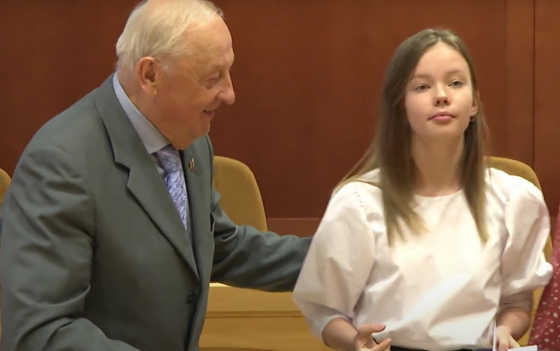 «Цены таким поступкам нет». Девочку из Каменска первый губернатор Свердловской области наградил медалью за спасение подруги из ледяной воды