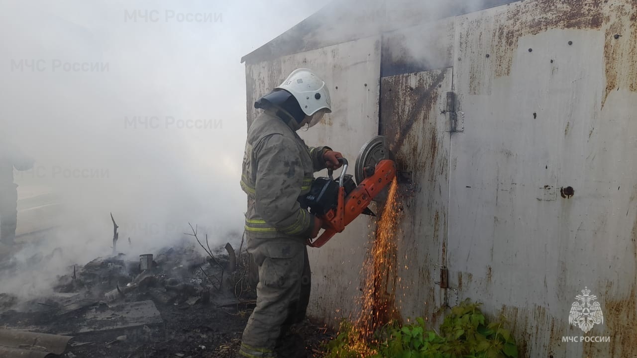 В Каменске-Уральском едва не сгорел гараж