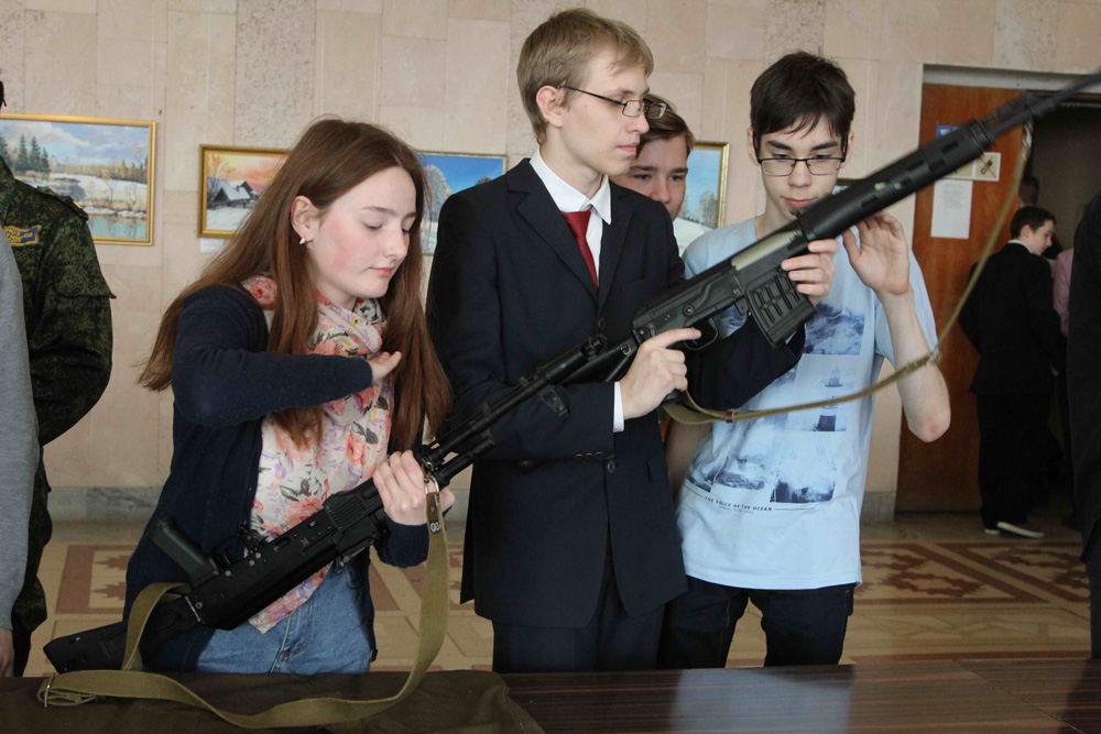 «День призывника» прошел в Каменске-Уральском для старшеклассников и студентов. Поддержать ребят пришли чиновники, священники и военные