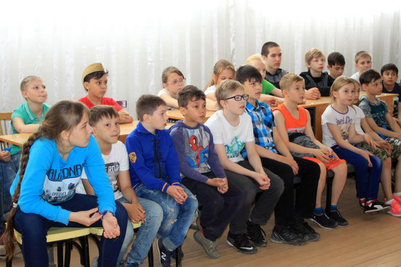 Посмотрели пулемет, автомат Калашникова, вспомнили пионеров-героев. Спортсмен пришел к детям в библиотеку Каменска-Уральского...