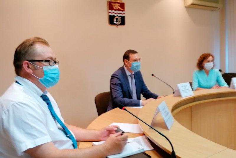 Два новых случая коронавируса в Каменске-Уральском. На этом фоне выпускники школ получают аттестаты, а в садиках открылись новые группы