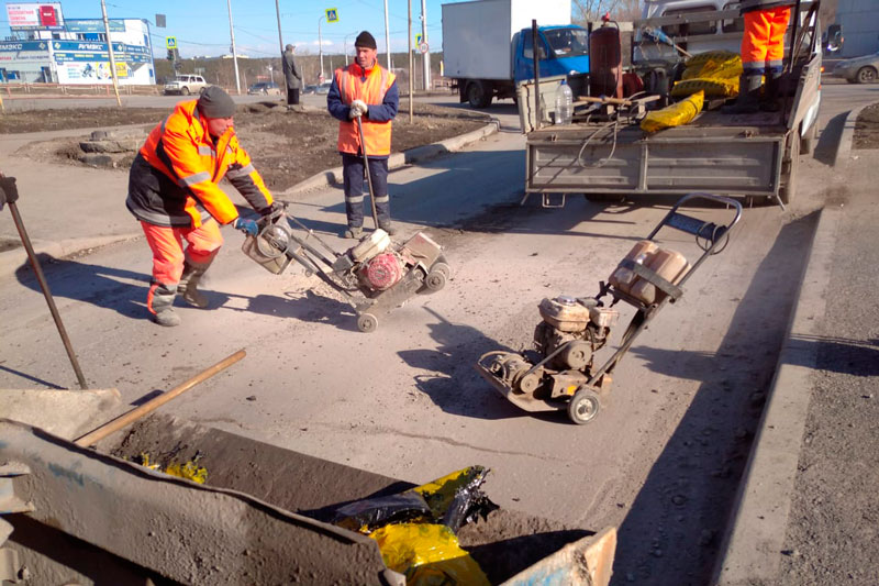 Как дорожники латают ямы на улицах в Каменске-Уральском и лепят заплаты: основные работы идут на улице Суворова. Где еще ждать ремонтов? Как дорожники латают ямы на улицах в Каменске-Уральском и лепят заплаты: основные работы идут на улице Суворова. Где еще ждать ремонтов?