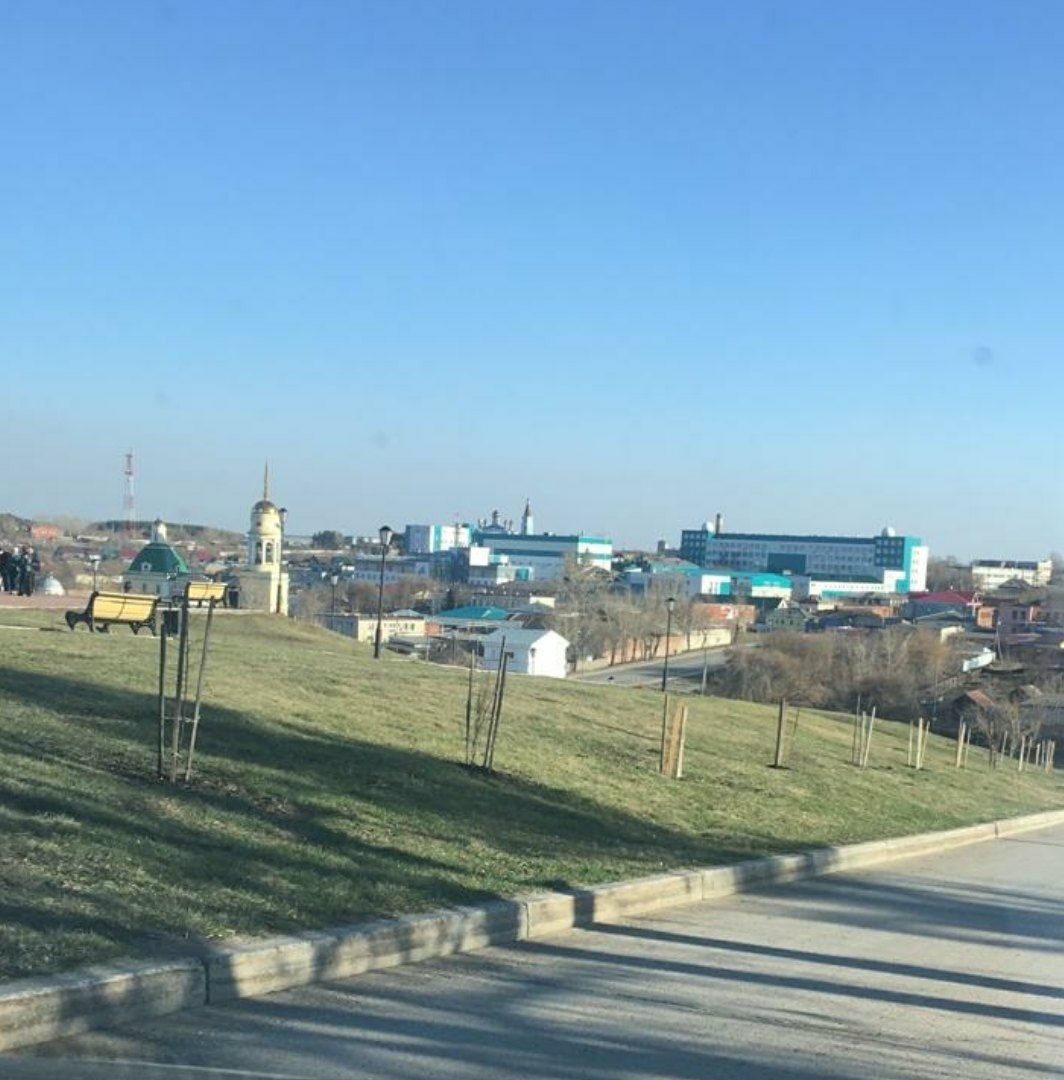 Предприниматель-подрядчик старательно ухаживает за монументом, у которого почти каждый день собираются туристы, посещая Каменск-Уральский