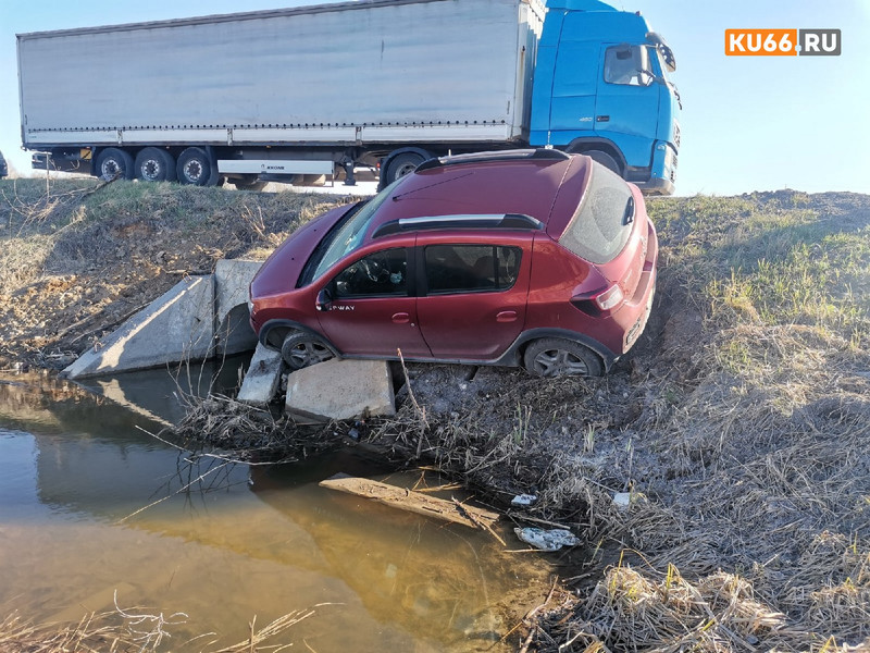 Под Каменском-Уральским женщина не справилась с управлением и улетела с дороги в железобетонный блок