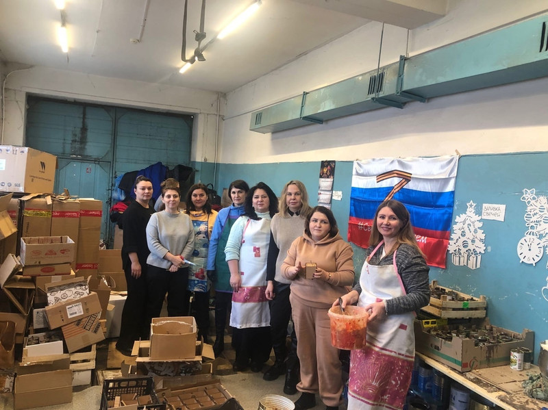 Каменские чиновницы вместо корпоратива сделали блиндажные свечи