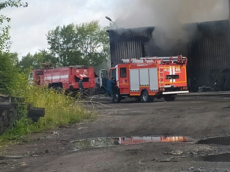 Днем на ул. Северный проезд в Каменске-Уральском произошел пожар - на большой площади горел цех по производству металлоконструкций