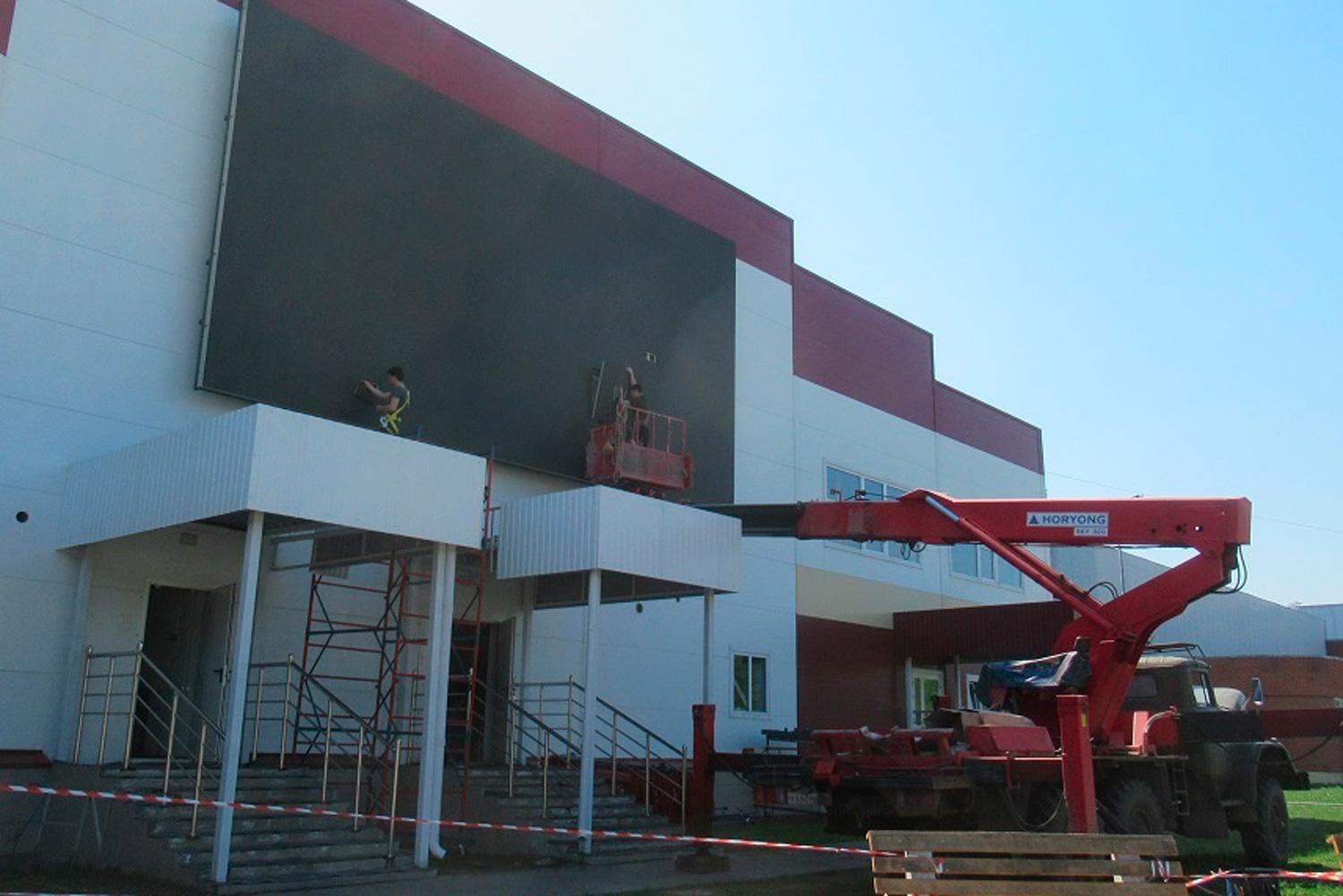 Скоро оценим качество. На здании крупного спортобъекта в Каменске-Уральском смонтировали светодиодный экран. Ждем начала трансляций!