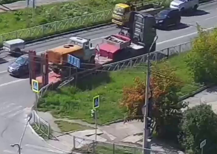 Большегруз снес ограждение на улице Ленина в Каменске-Уральском. Видео | В Каменске-Уральском большегруз снес ограждение Большегруз снес ограждение на улице Ленина в Каменске-Уральском. Видео | В Каменске-Уральском большегруз снес ограждение