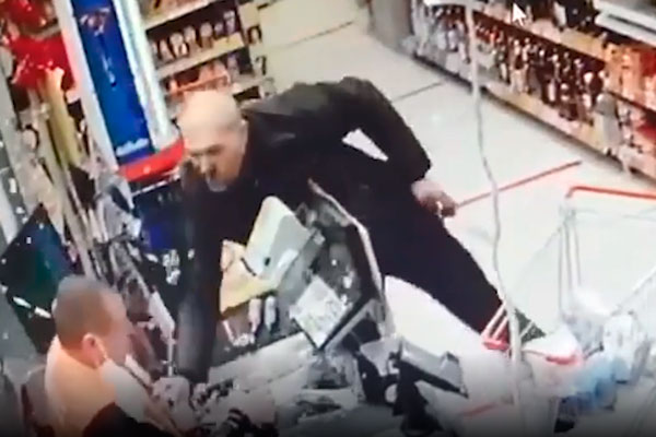 В Питере покупатель разбил о голову кассира банку сметаны после просьбы надеть маску