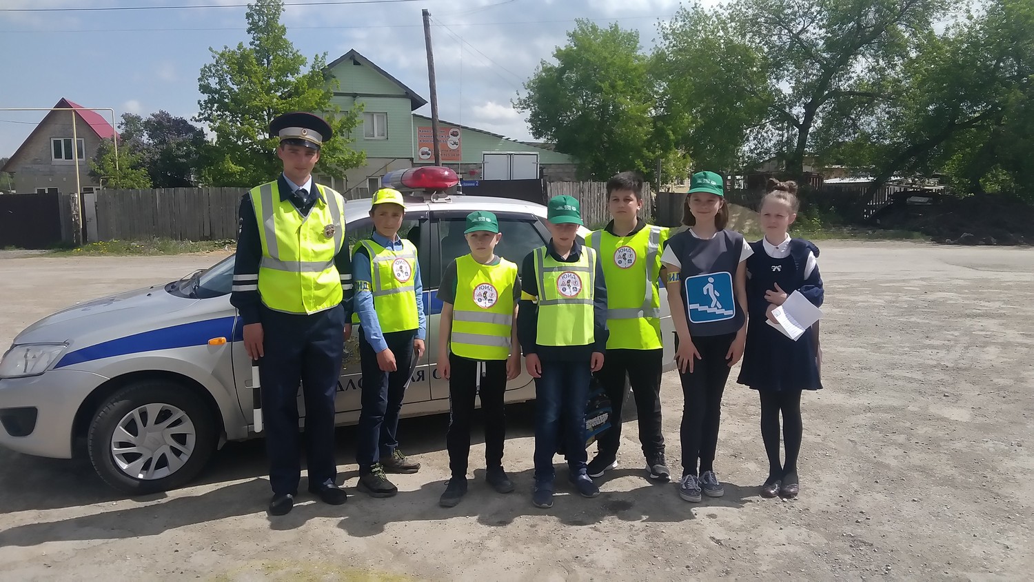 Дети у своей школы в Каменске призывали пешеходов осторожно переходить на ту сторону проезжей части, а велосипедистов учили очевидному
