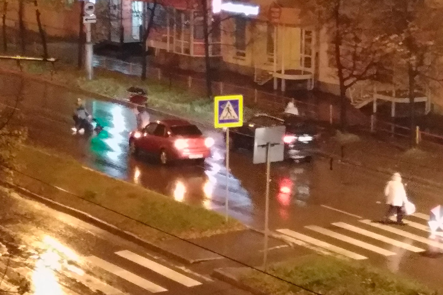 Водитель не заметил из-за погодных условий: на переходе по ул. Кунавина в Каменске-Уральском сбит пешеход. «Мы видели детский зонтик...»