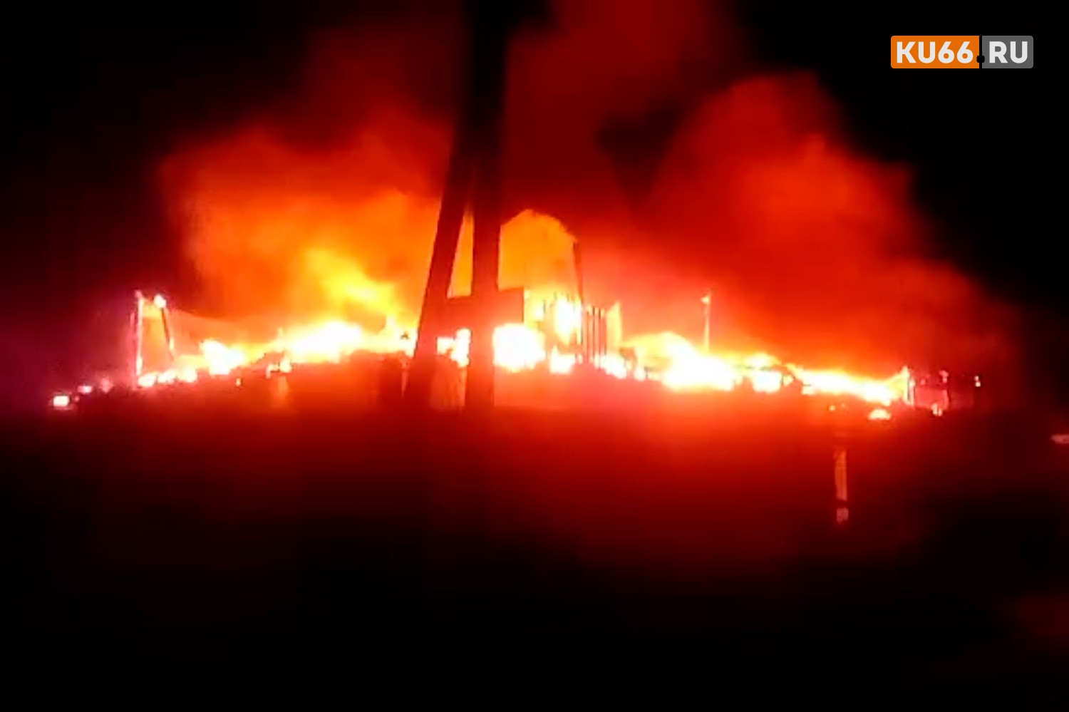 Ночью в Каменске-Уральском сгорел частный жилой дом