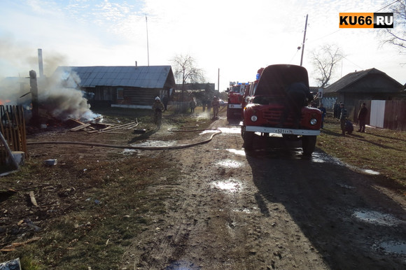 Во время пожара в деревне под Каменском-Уральским спасатели предотвратили взрыв газа. В огне погиб хозяин-инвалид. ФОТО