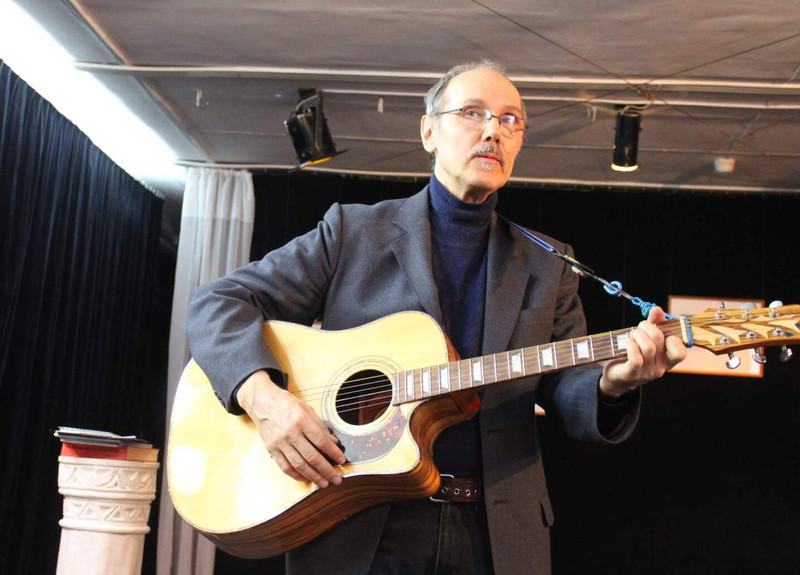 В Каменске-Уральском вспомнили ушедших поэтов и музыкантов — своими любимыми произведениями поделились даже зрители