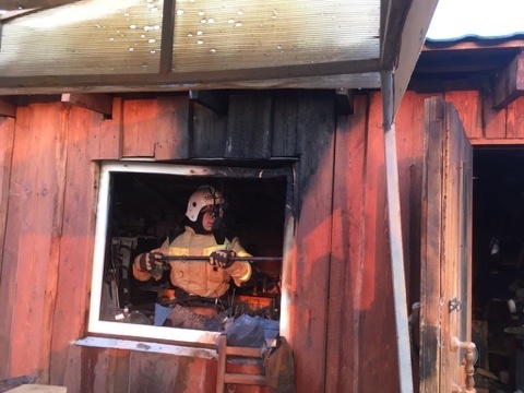 Накануне в деревне под Каменском-Уральским горели хозпостройки. Жители потушили огонь самостоятельно до пожарных