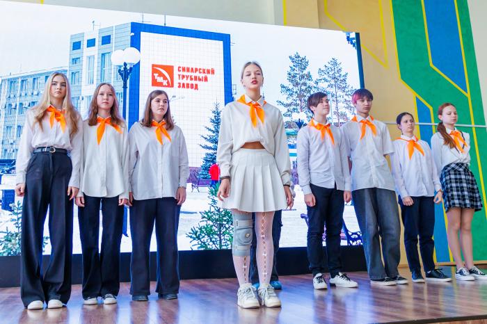 СинТЗ провел конкурс агитбригад для школьников | Школьники Каменска-Уральского приняли участие в конкурсе СинТЗ