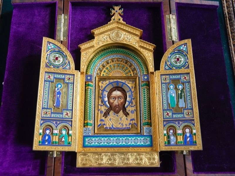 Икона из храма ВС РФ, переданная Путиным, прибыла в Каменск-Уральский | В Каменск-Уральский прибыла икона «Спас Нерукотворный»