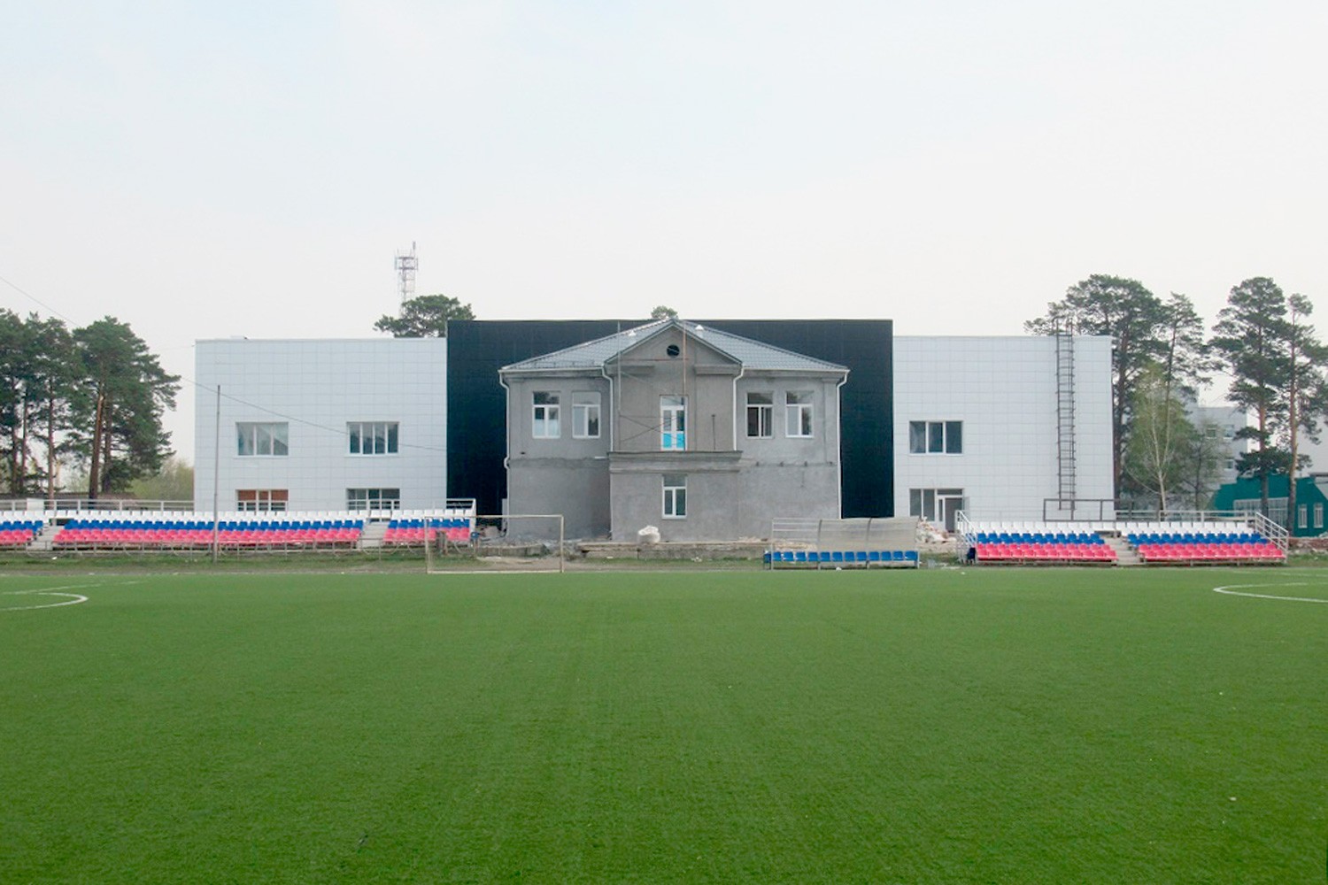 Реконструкция спорткомплекса «Космос» - на финишной прямой: рабочие завершают чистовую отделку. Открытие планируется на август