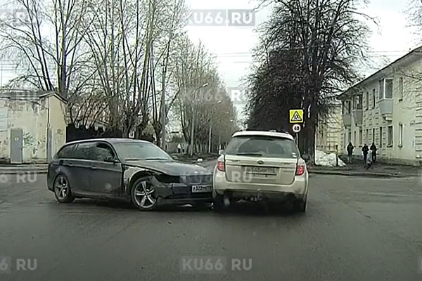 В Каменске-Уральском произошла авария с участием двух легковых машин. Видео | На Урале произошла авария с участием двух легковых машин