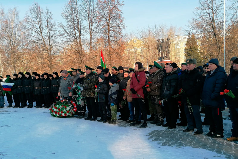 Десятки каменцев на Аллее славы вспоминали погибших и воевавших за пределами страны земляков — в Анголе, Корее, Сирии, Египте и Афганистане