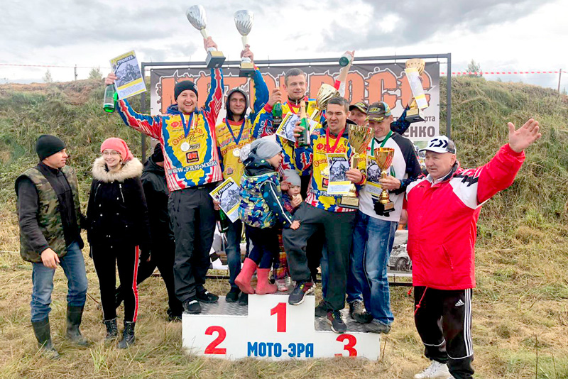 «Не намерен никого пропускать вперед». Как гонщики из Каменска-Уральского на Чемпионате России по Суперкроссу борются за звания лучших