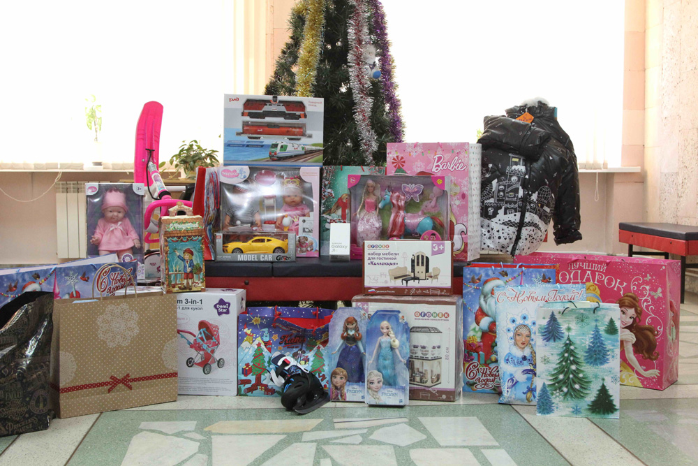 В эти дни Дед Мороз, Снегурочка и чиновники поздравляют с Новым годом детей, оставивших письма на елке желаний в мэрии Каменска-Уральского