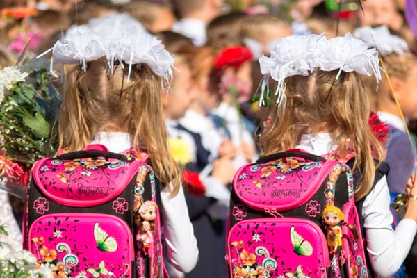 В Каменске уже больше 2000 детей записали в первые классы — сейчас принимают заявления от желающих учить сыновей и дочек в другом районе