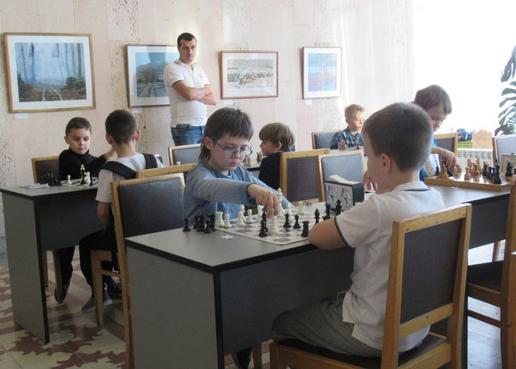 Больше ста шахматистов УрФО встретились в Каменске-Уральском — юные интеллектуалы приехали не столько за победой, сколько за опытом. ФОТО