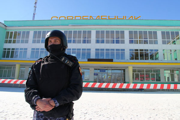 Сообщение о минировании ДК «Современник» поступило полицейским Каменска-Уральского — здание оцепили силовики, чтобы искать взрывчатку