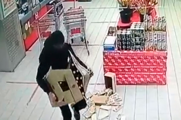 В Каменске-Уральском мужчина попытался украсть два ящика алкоголя