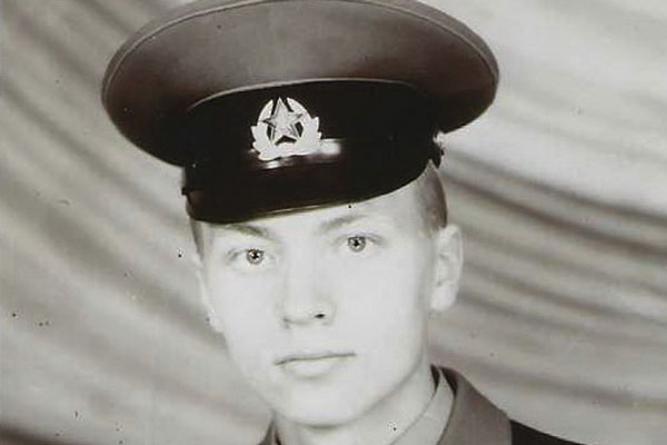 Мужчины-артисты Драмы Номер Три – о том, как служили в армии, что запомнилось больше, и чему их научила срочная служба