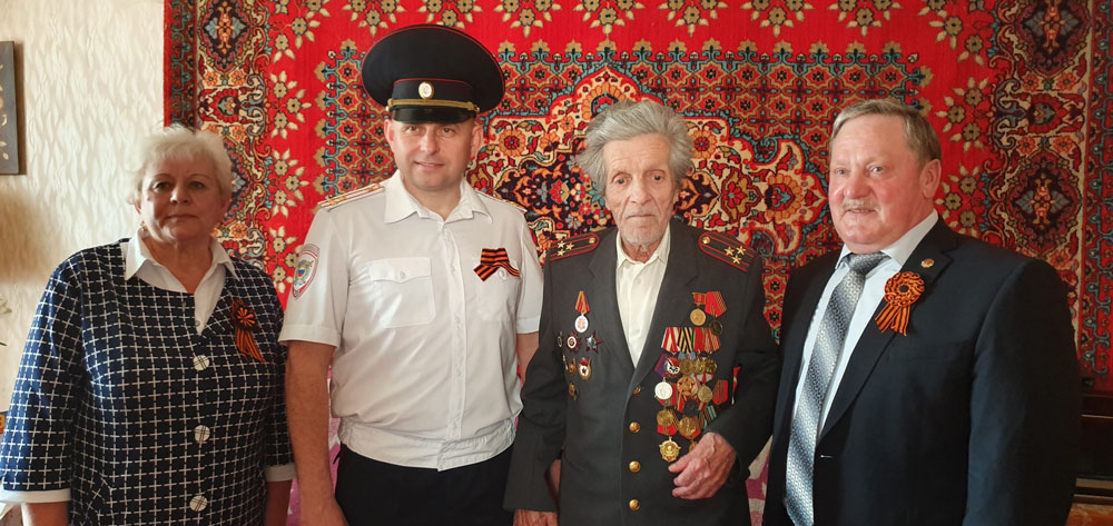 История одного солдата. Полицейские Каменска-Уральского пришли поздравить 95-летнего ветерана, который полвека назад «поднимал» их службу