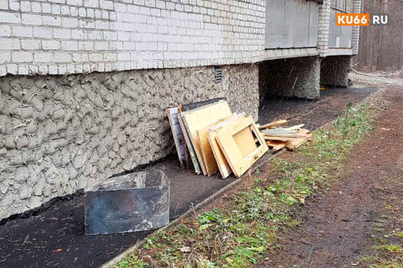 «Поражает воспитание горе-соседей». С четвертого этажа дома по ул. Зои Космодемьянской в Каменске люди скидывали мусор на садовые деревья «Поражает воспитание горе-соседей». С четвертого этажа дома по ул. Зои Космодемьянской в Каменске люди скидывали мусор на садовые деревья