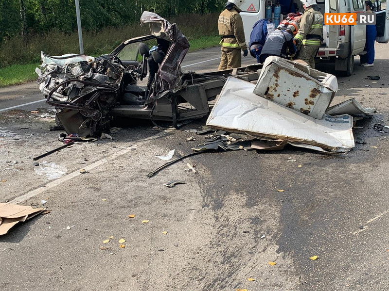 На трассе из Каменска в Екатеринбург в лобовом столкновении пострадали водители двух автомашин — оба с переломами угодили в больницу