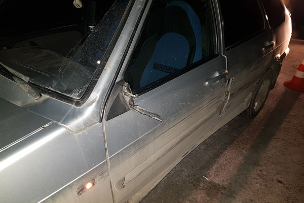 На трассе в окрестностях Каменска-Уральского в среду поздним вечером неизвестный протаранил отечественную легковушку и тут же скрылся