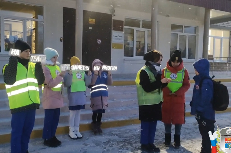 Юные инспекторы движения проверили световозвращающие элементы у школьников Каменска-Уральского