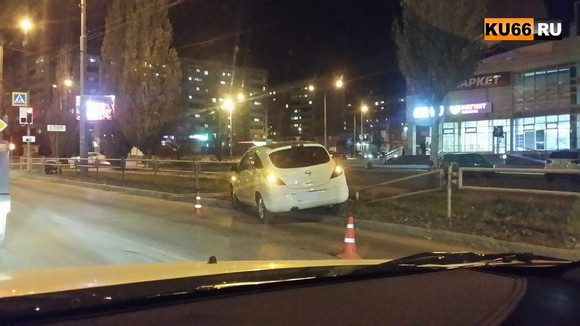 Белый Opel пытался протиснуться между КамАЗом и бордюром в Каменске-Уральском. В итоге врезался в ограждение. ФОТО, ВИДЕО