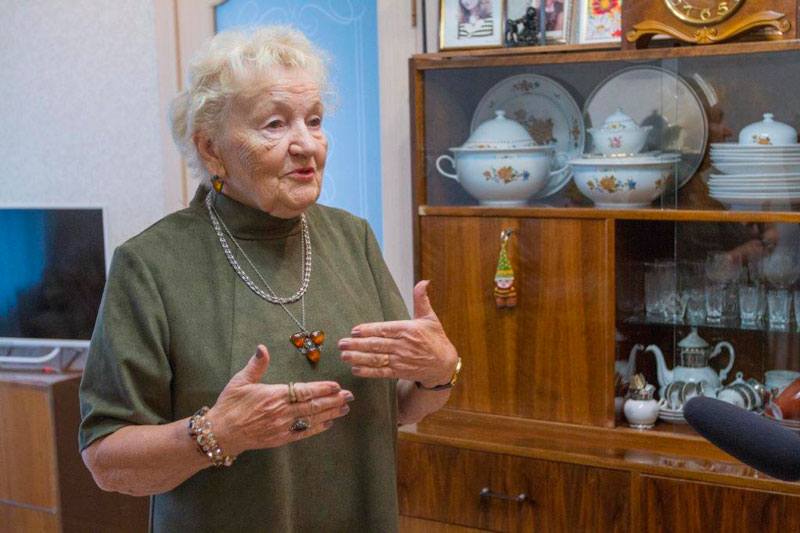 Не только пламенными речами, но и реальными делами: в квартире бывшей узницы концлагеря в Каменске-Уральском волонтеры СинТЗ сделали ремонт