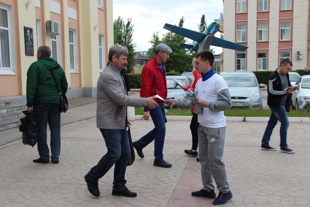 «Одну оставлю себе, вторую подарю дочке...» У проходной УАЗа в Каменске-Уральском заводчанам-велосипедистам раздали световозвращающие ленты