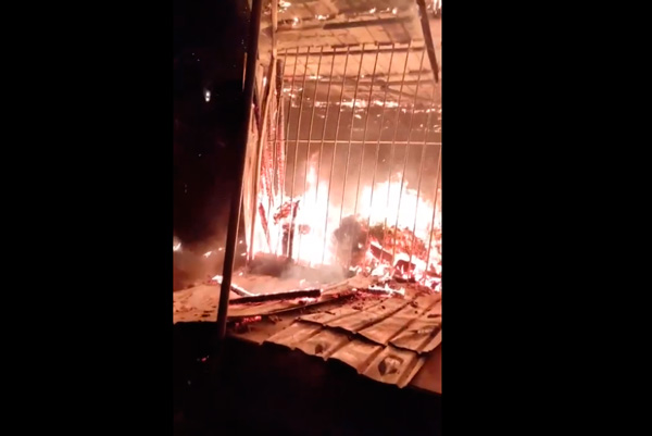 В поселке Мартюш под Каменском-Уральским глубокой ночью горел магазин — здесь полыхала кровля, тушить которую приехали пять спецмашин