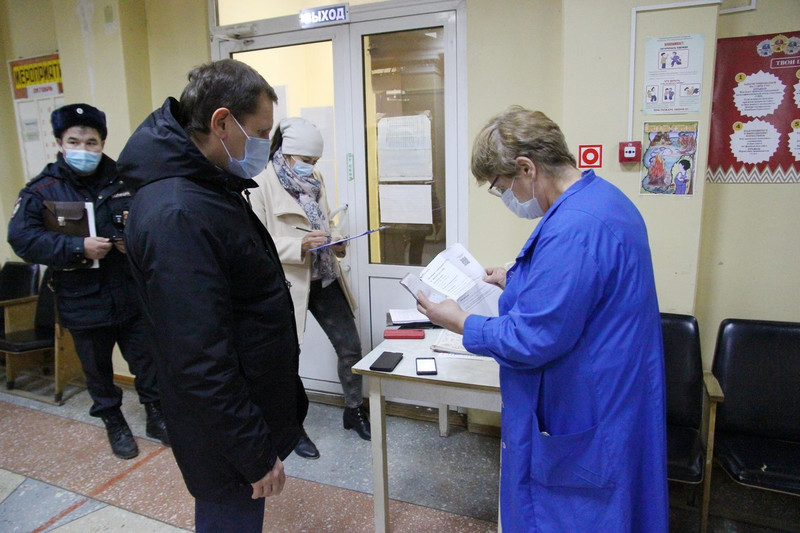 «В новых условиях работать непросто». Культурный и спортивный чиновники Каменска проверили, как соблюдается режим QR-кодов на входах