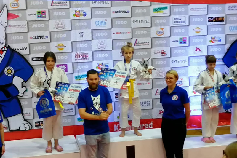 С турнира по дзюдо «Юный чемпион» из Калининграда начинающая звездочка из Каменска-Уральского Анастасия Ягодина привезла и золото, и серебро