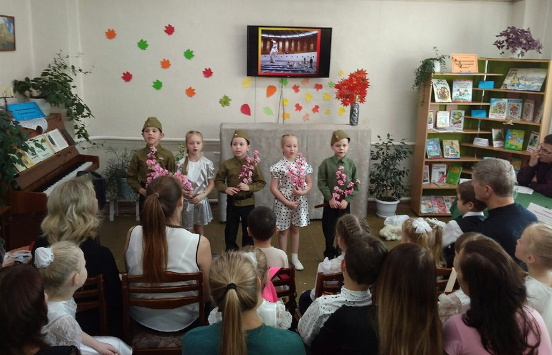 В Каменске-Уральском уже начали праздновать 75-летие Победы: конкурс детской самодеятельности судили чиновник, педагог и полицейский...