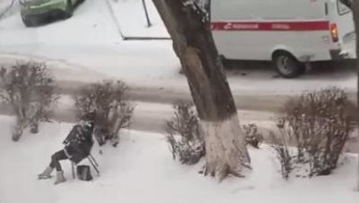 Пенсионерка умерла на стуле перед школой, из которой ее выгнали отказавшие в помощи охраники